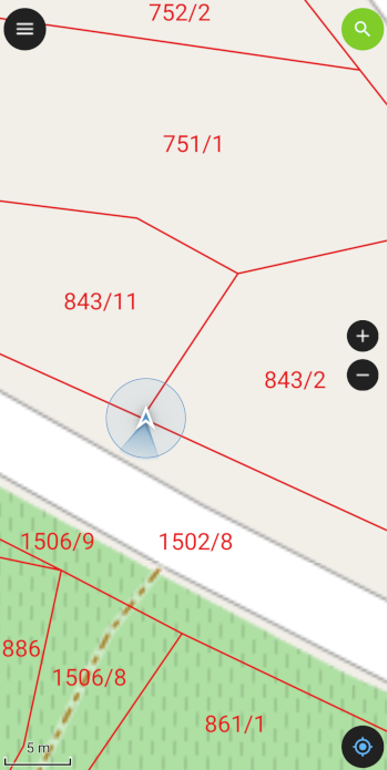 Prikaz uporabe aplikacije QField z vklopljeno lokacijo.